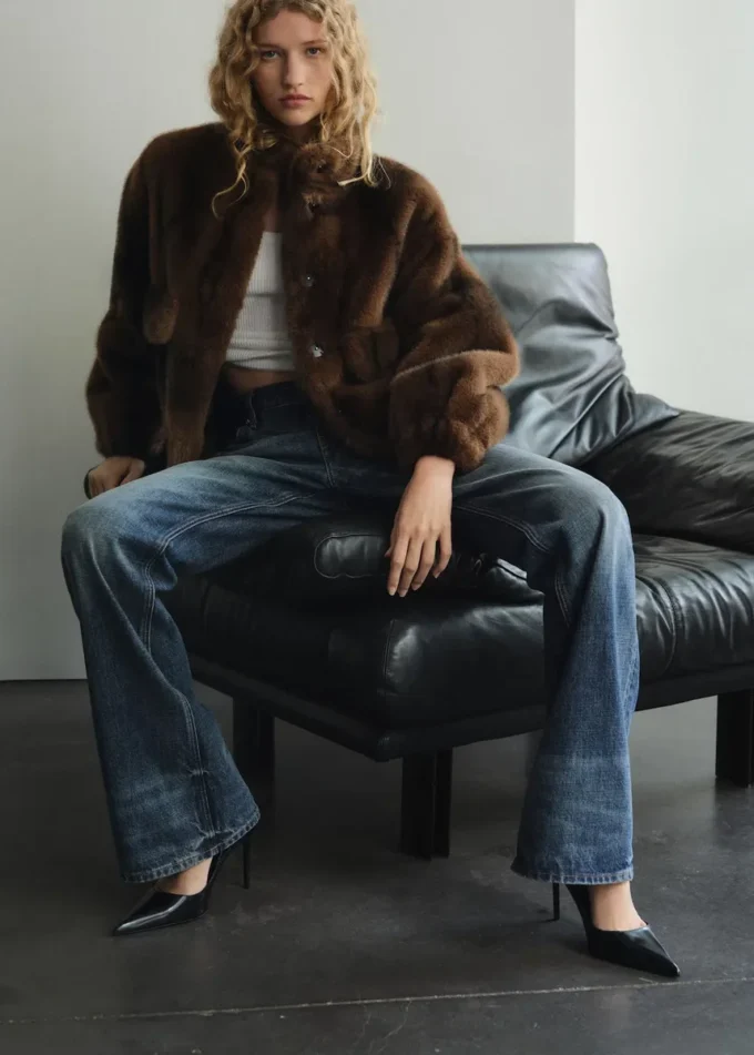 Džíny se středně vysokým pasem a rozšířenými nohavicemi Džíny se středně vysokým pasem a rozšířenými nohavicemi