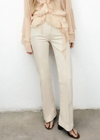 Džíny se středně vysokým pasem a rozšířenými nohavicemi