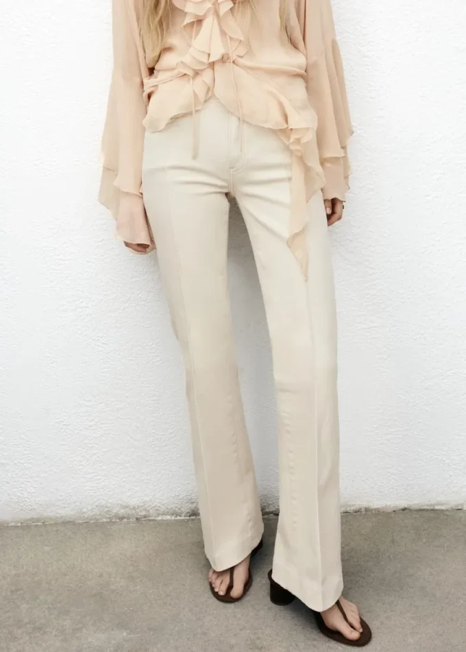 Džíny se středně vysokým pasem a rozšířenými nohavicemi Džíny se středně vysokým pasem a rozšířenými nohavicemi