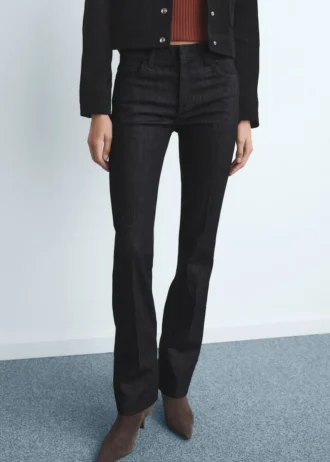 Džíny se středně vysokým pasem a rozšířenými nohavicemi