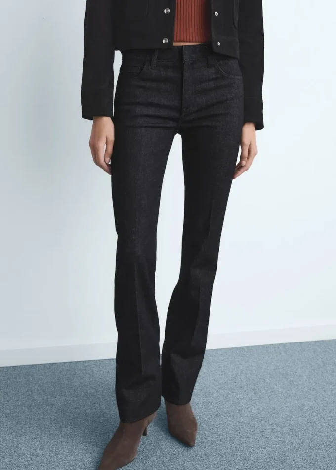 Džíny se středně vysokým pasem a rozšířenými nohavicemi Džíny se středně vysokým pasem a rozšířenými nohavicemi