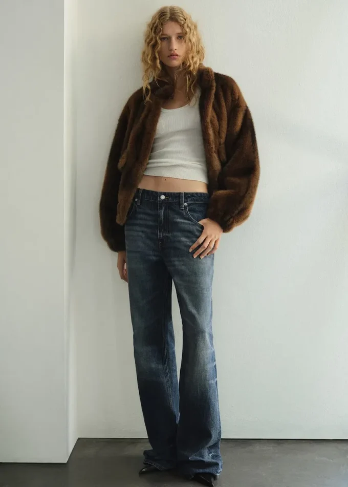 Džíny se středně vysokým pasem a rozšířenými nohavicemi Džíny se středně vysokým pasem a rozšířenými nohavicemi