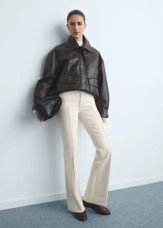 Džíny se středně vysokým pasem a rozšířenými nohavicemi