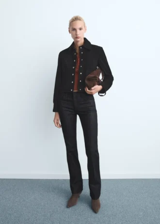 Džíny se středně vysokým pasem a rozšířenými nohavicemi