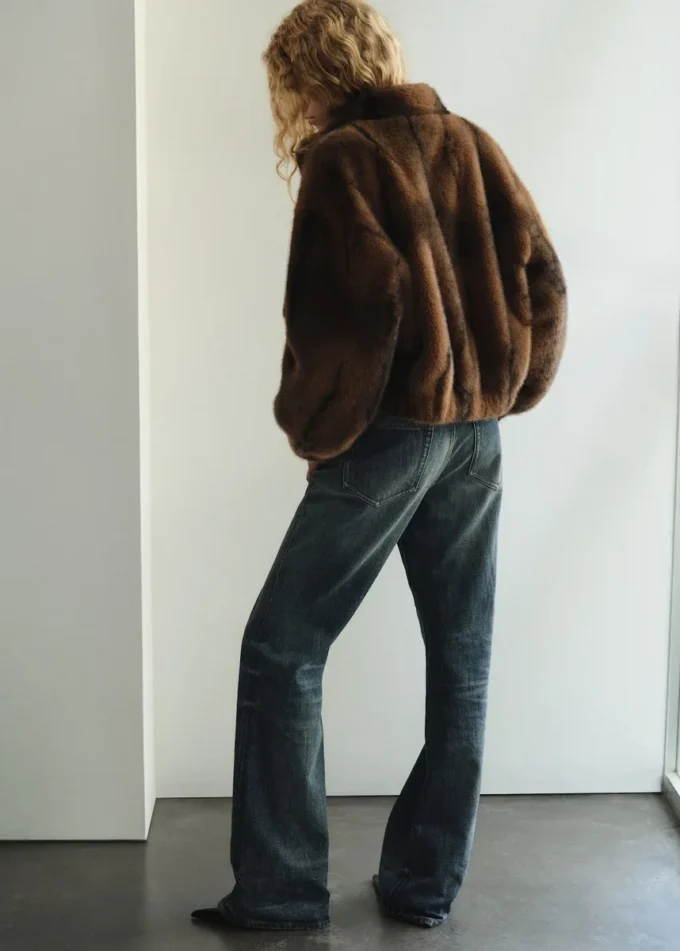 Džíny se středně vysokým pasem a rozšířenými nohavicemi Džíny se středně vysokým pasem a rozšířenými nohavicemi