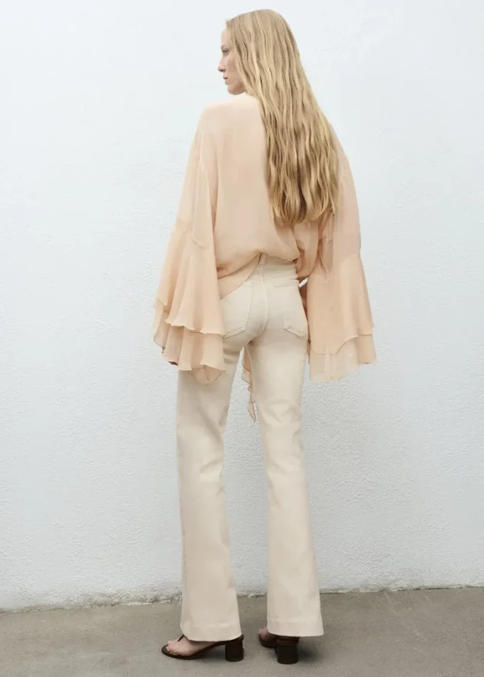 Džíny se středně vysokým pasem a rozšířenými nohavicemi Džíny se středně vysokým pasem a rozšířenými nohavicemi