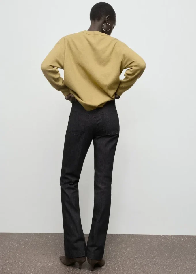 Džíny se středně vysokým pasem a rozšířenými nohavicemi Džíny se středně vysokým pasem a rozšířenými nohavicemi