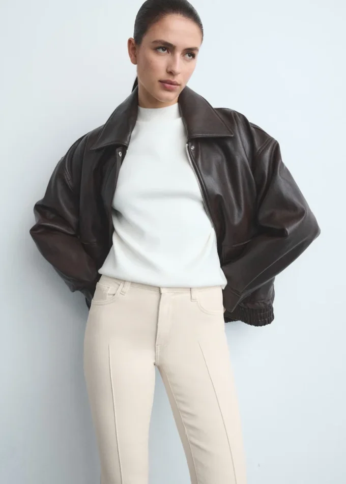 Džíny se středně vysokým pasem a rozšířenými nohavicemi Džíny se středně vysokým pasem a rozšířenými nohavicemi