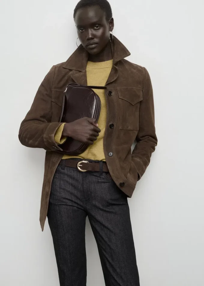 Džíny se středně vysokým pasem a rozšířenými nohavicemi Džíny se středně vysokým pasem a rozšířenými nohavicemi