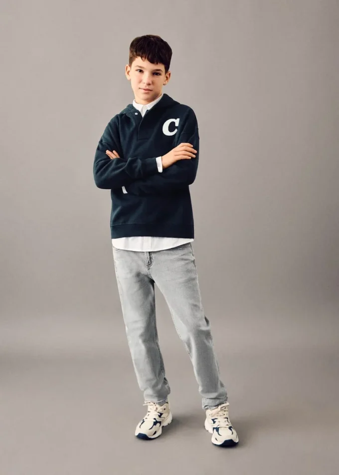 Džíny se středně vysokým pasem a úzkým střihem Džíny se středně vysokým pasem a úzkým střihem