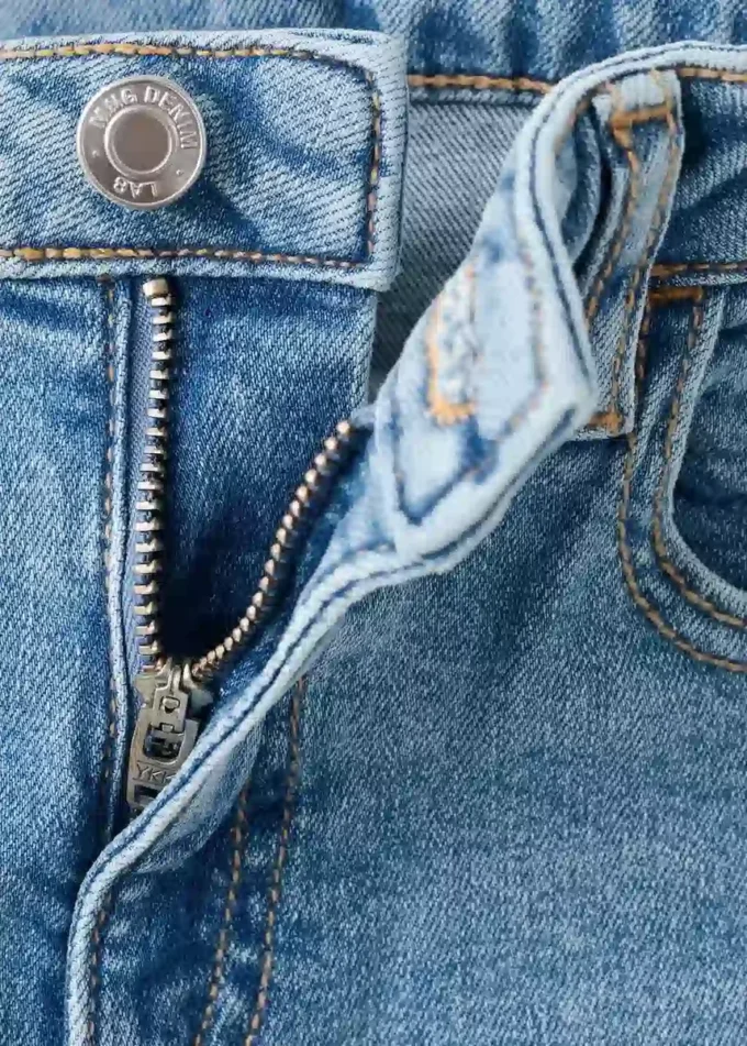 Džíny se středně vysokým pasem a úzkým střihem Džíny se středně vysokým pasem a úzkým střihem