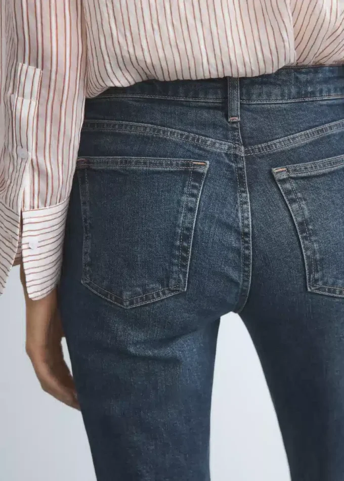 Džíny se středně vysokým pasem a úzkým střihem Džíny se středně vysokým pasem a úzkým střihem