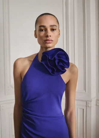 Drapované šaty s halter výstřihem a květinovým motivem