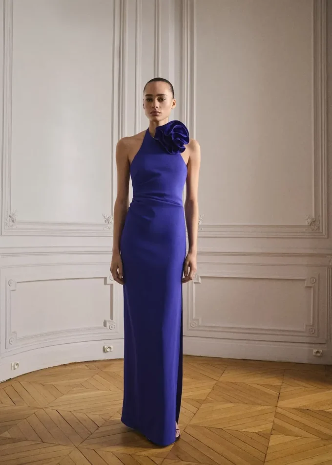 Drapované šaty s halter výstřihem a květinovým motivem Drapované šaty s halter výstřihem a květinovým motivem