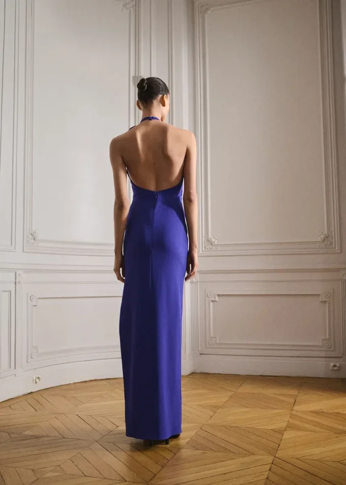 Drapované šaty s halter výstřihem a květinovým motivem Drapované šaty s halter výstřihem a květinovým motivem