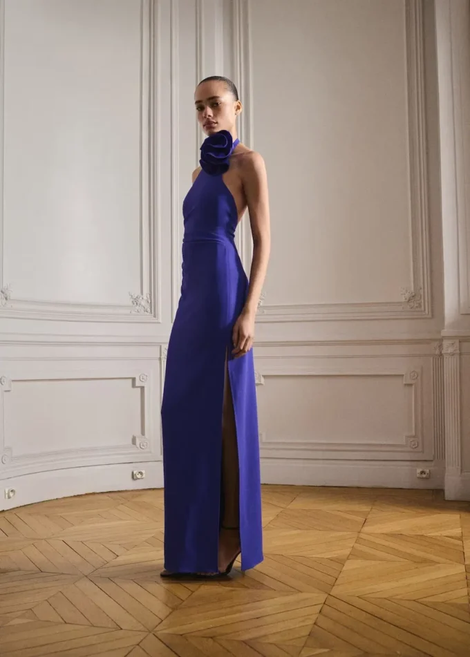 Drapované šaty s halter výstřihem a květinovým motivem Drapované šaty s halter výstřihem a květinovým motivem