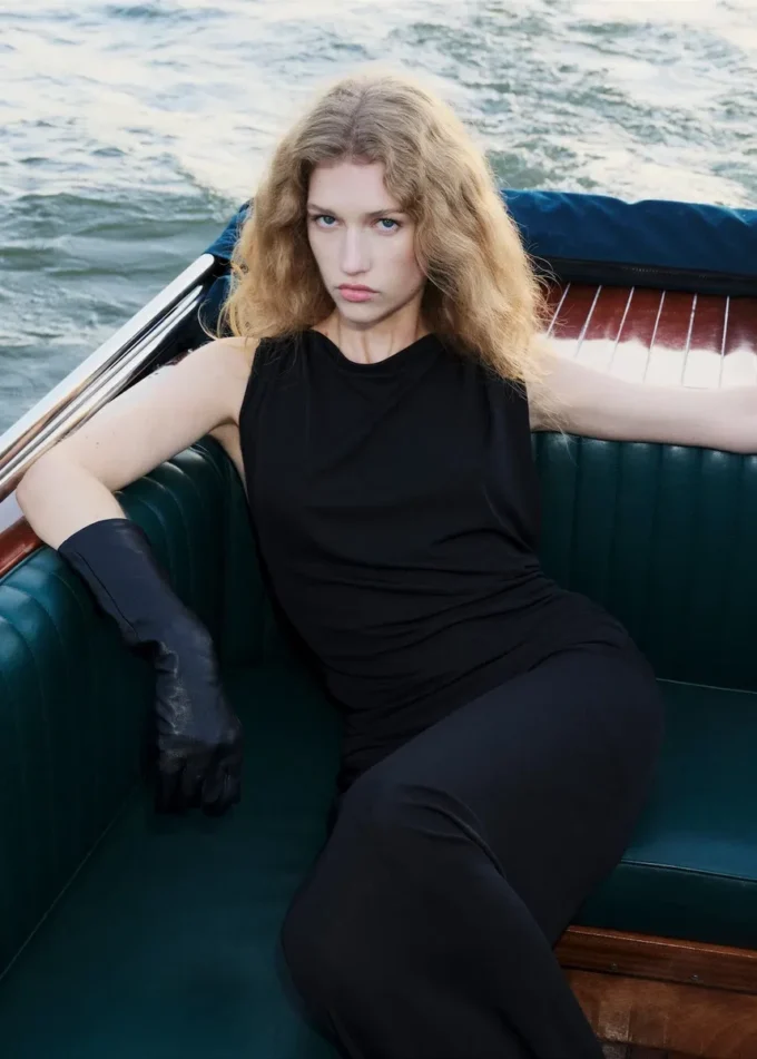 Drapované šaty s kovovými detaily Drapované šaty s kovovými detaily