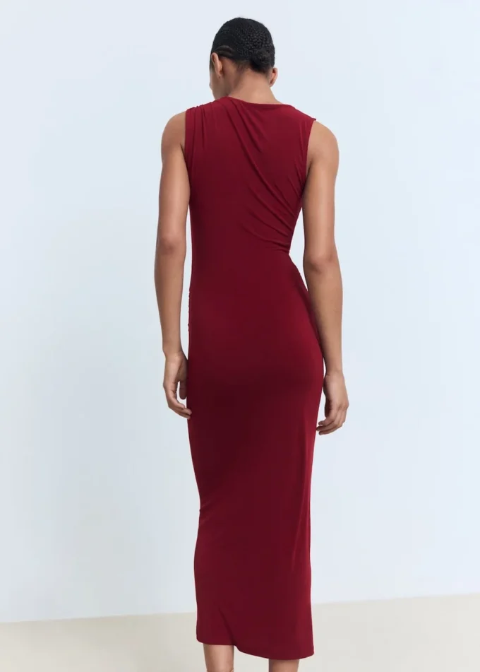 Drapované šaty s ozdobnými detaily Drapované šaty s ozdobnými detaily