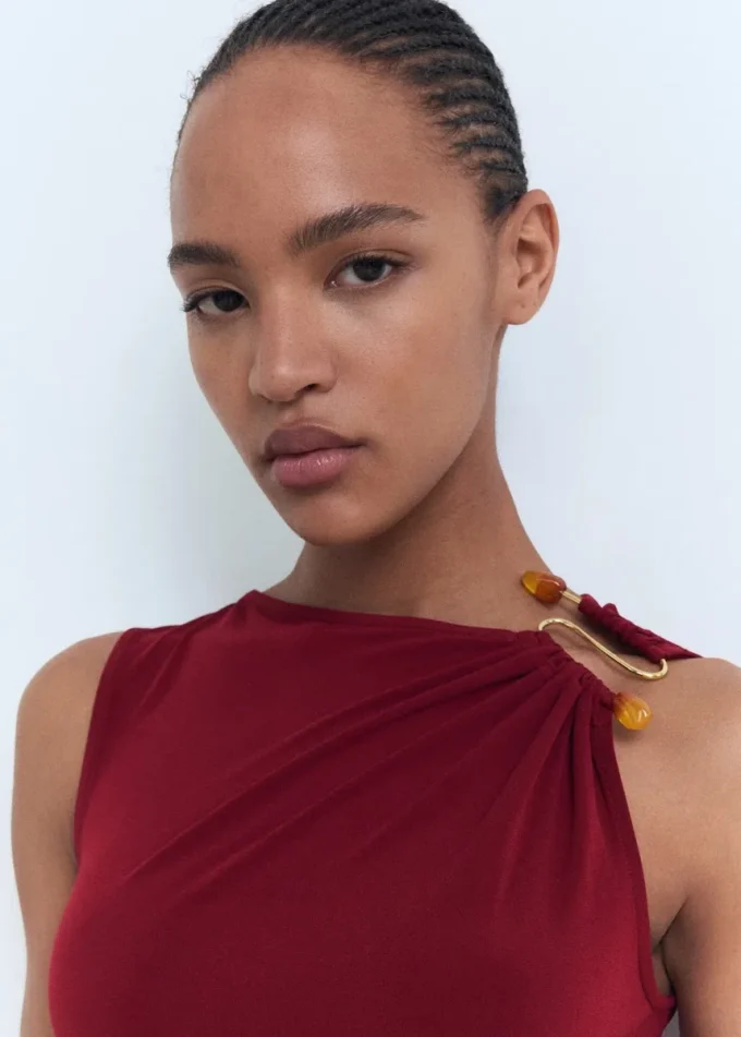 Drapované šaty s ozdobnými detaily Drapované šaty s ozdobnými detaily