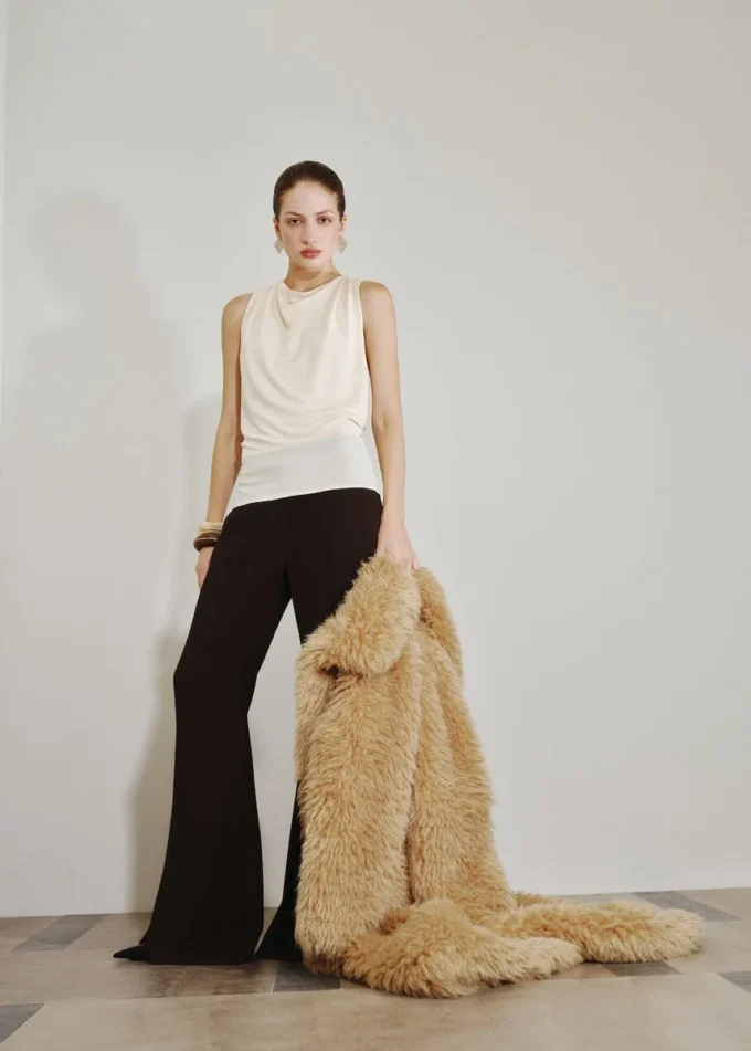 Drapovaný top s kovovými detaily