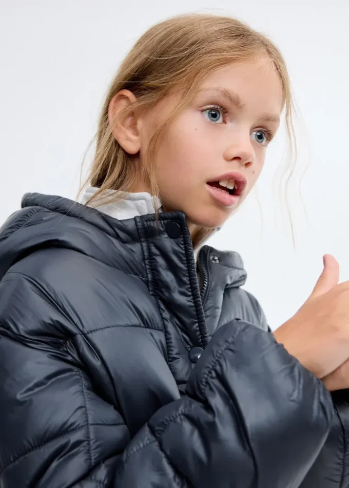 Dvoubarevná bunda s kapucí Dvoubarevná bunda s kapucí