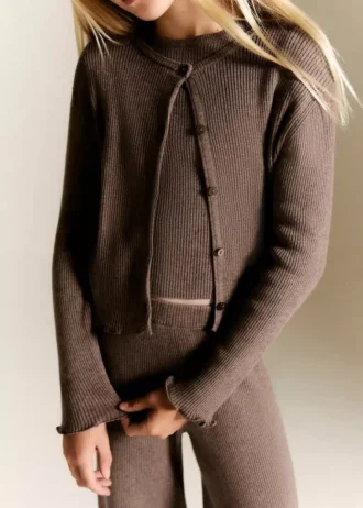 Žebrovaný pletený svetr