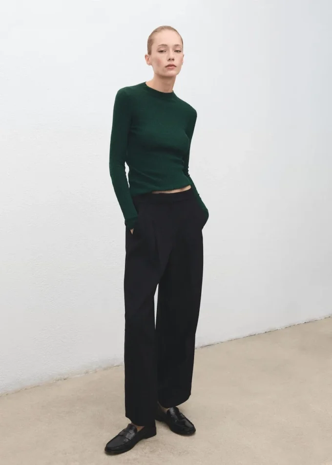 Žebrovaný svetr s perkinsovým límcem Žebrovaný svetr s perkinsovým límcem