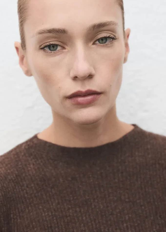 Žebrovaný svetr s perkinsovým límcem Žebrovaný svetr s perkinsovým límcem