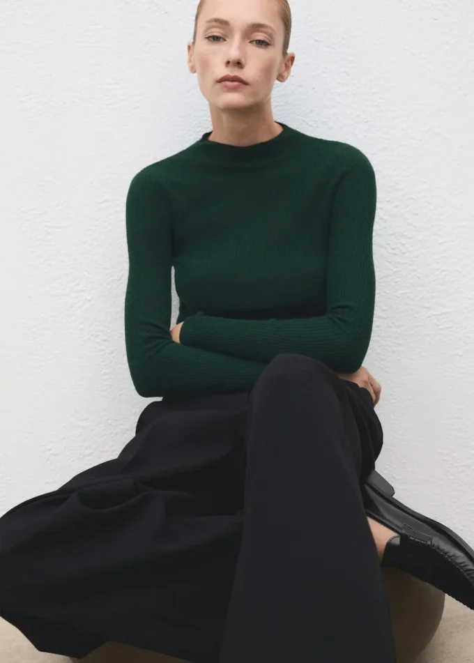 Žebrovaný svetr s perkinsovým límcem Žebrovaný svetr s perkinsovým límcem