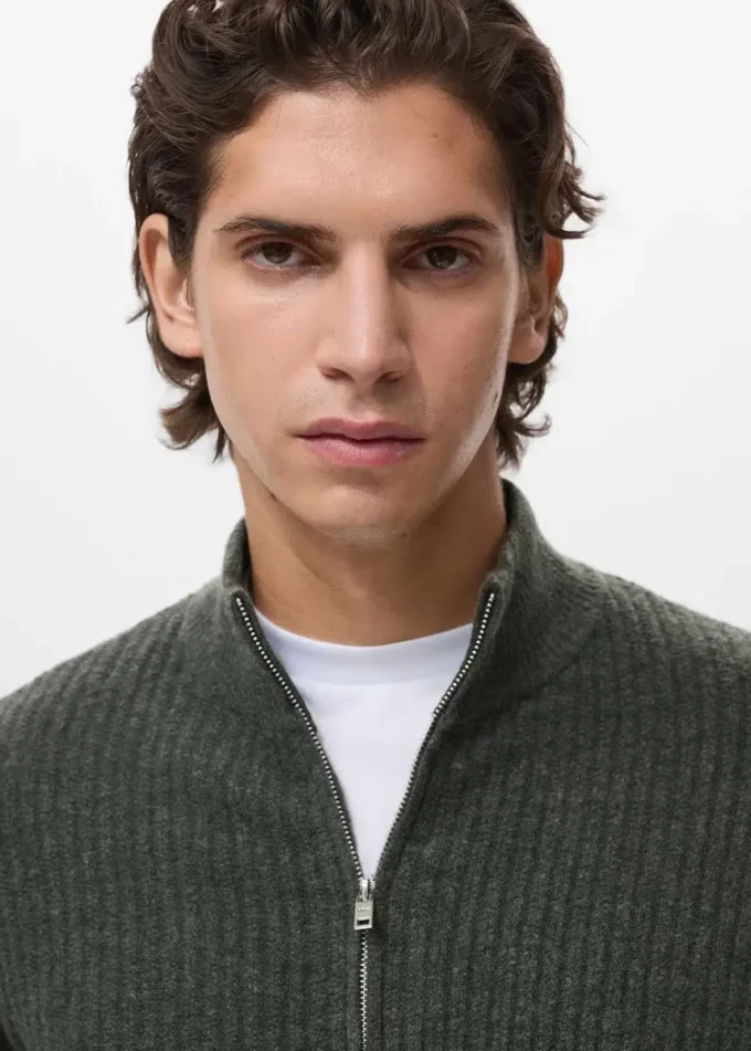 Žebrovaný svetr se zipem Žebrovaný svetr se zipem