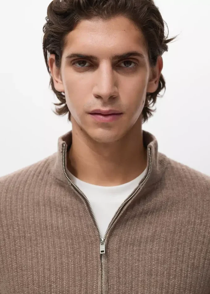 Žebrovaný svetr se zipem Žebrovaný svetr se zipem