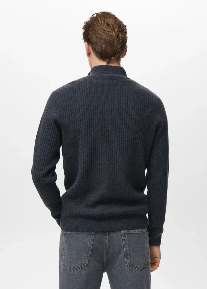 Žebrovaný svetr se zipem u krku Žebrovaný svetr se zipem u krku