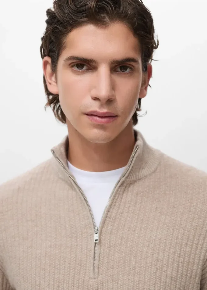 Žebrovaný svetr se zipem u krku Žebrovaný svetr se zipem u krku