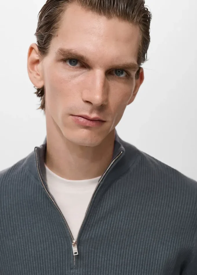 Žebrovaný svetr se zipem u krku Žebrovaný svetr se zipem u krku