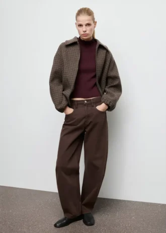 Žebrovaný svetr se zoubkovanými lemy Žebrovaný svetr se zoubkovanými lemy