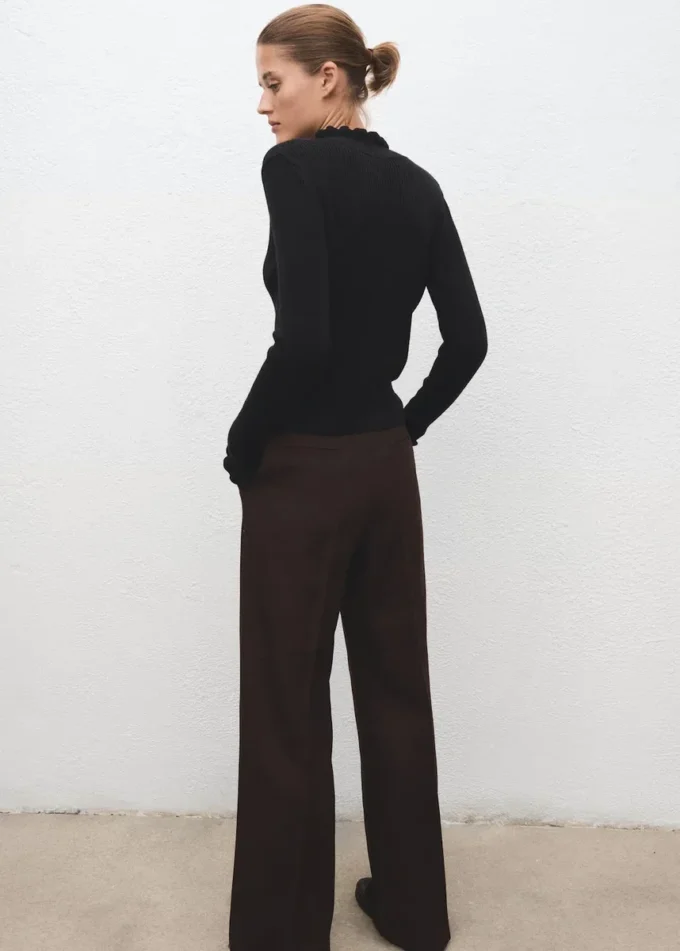 Žebrovaný svetr se zoubkovanými lemy Žebrovaný svetr se zoubkovanými lemy