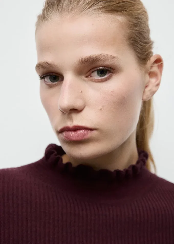 Žebrovaný svetr se zoubkovanými lemy Žebrovaný svetr se zoubkovanými lemy