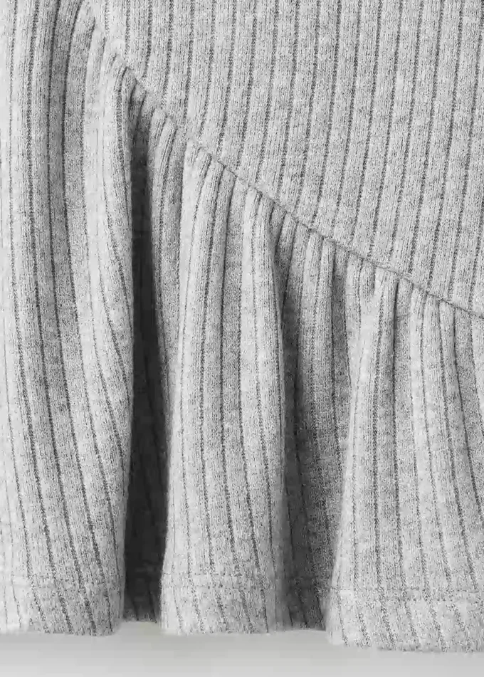 Žebrovaný top s volánky Žebrovaný top s volánky