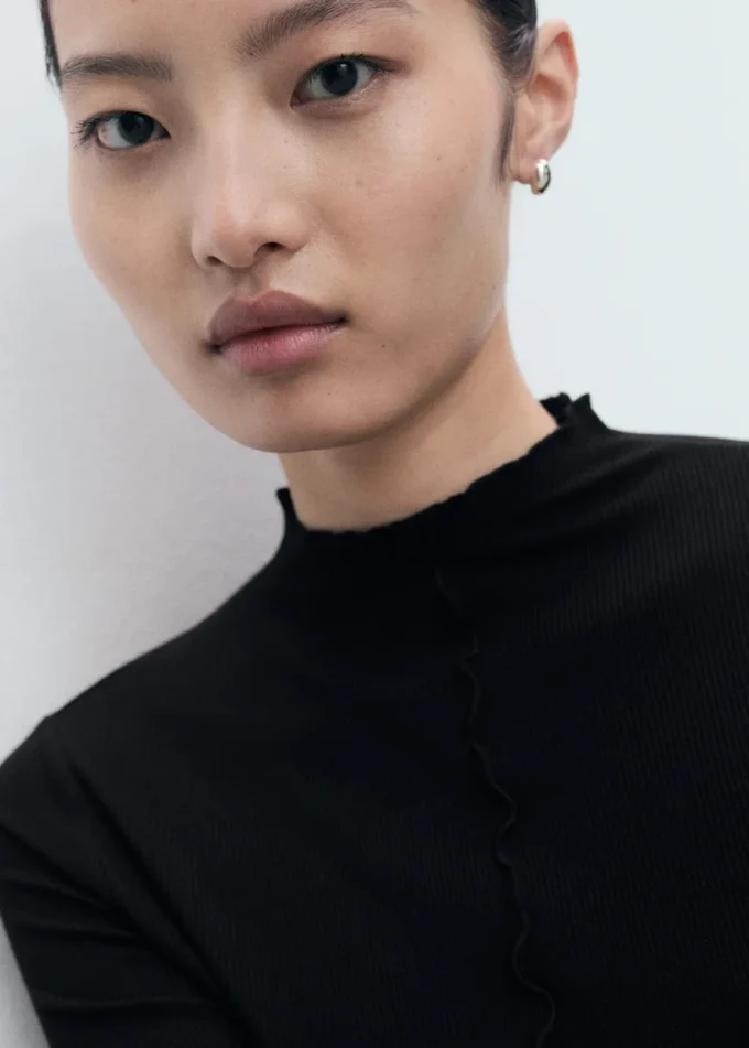 Žebrované tričko s vroubkovaným lemem