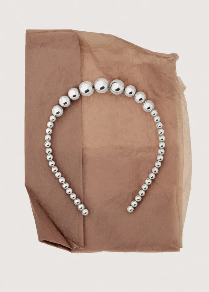 Čelenka s korálkovou aplikací Čelenka s korálkovou aplikací