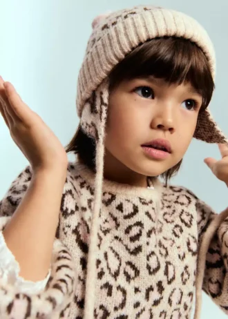 Čepice s leopardím potiskem a bambulkami