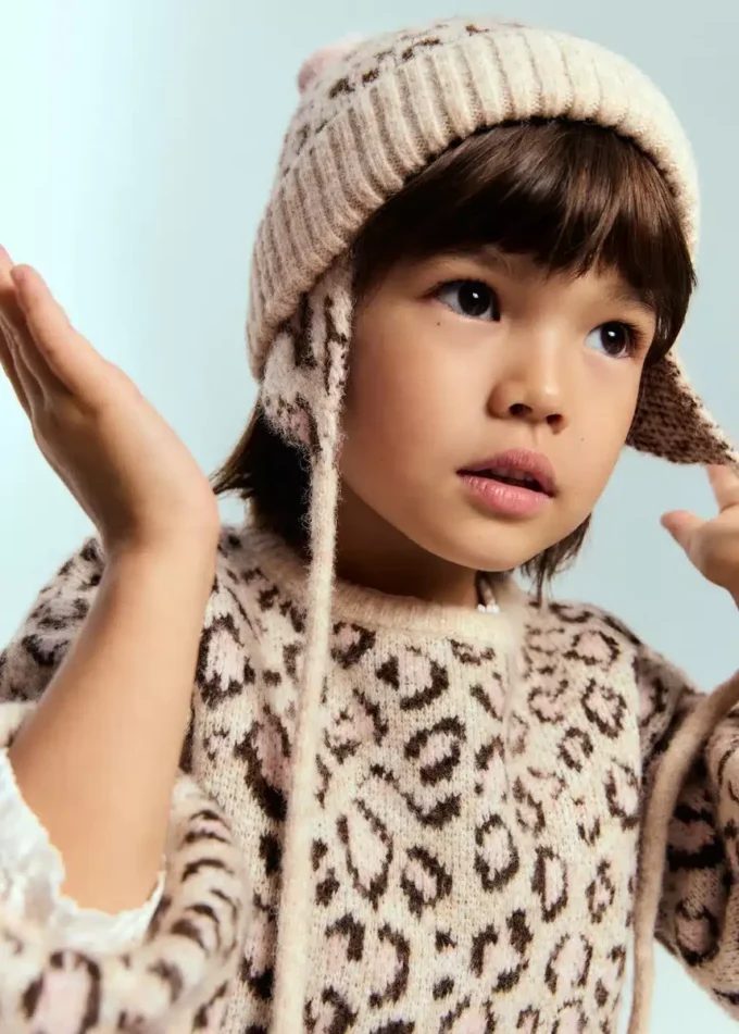 Čepice s leopardím potiskem a bambulkami