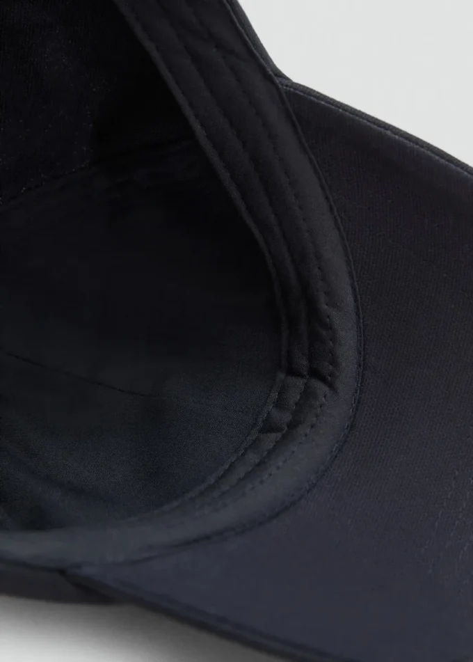 Čepice s vyšívaným písmenem Čepice s vyšívaným písmenem