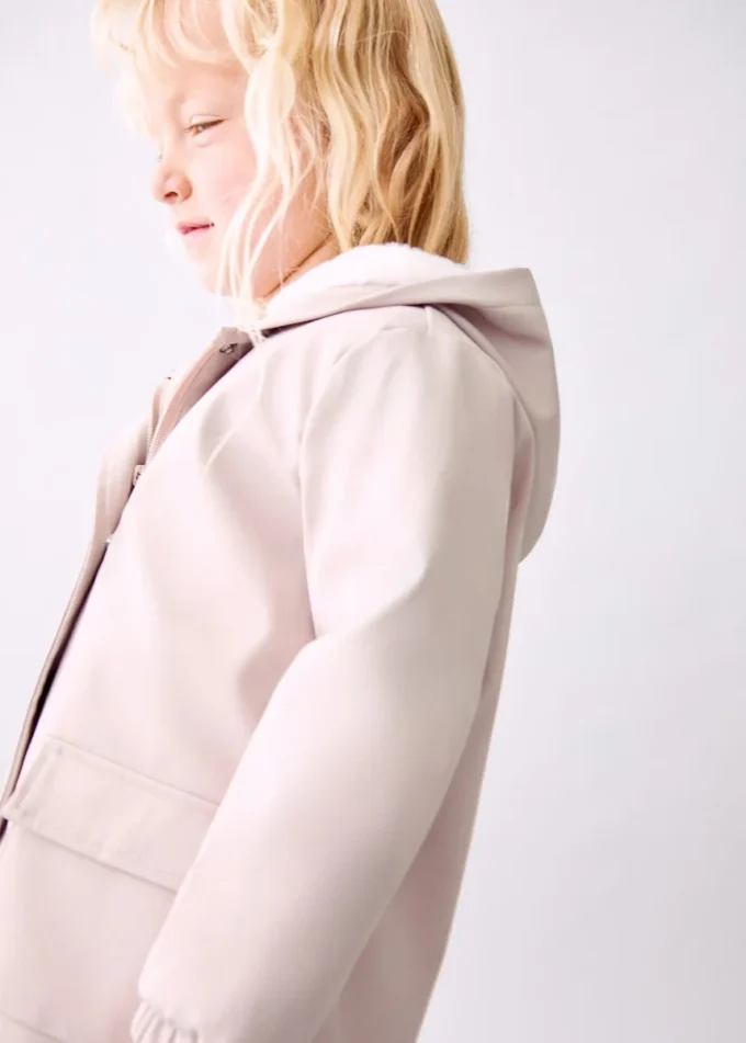 Gumovaný kabát s podšívkou s kožešinovým efektem Gumovaný kabát s podšívkou s kožešinovým efektem