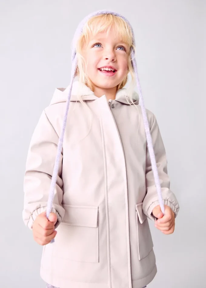 Gumovaný kabát s podšívkou s kožešinovým efektem Gumovaný kabát s podšívkou s kožešinovým efektem