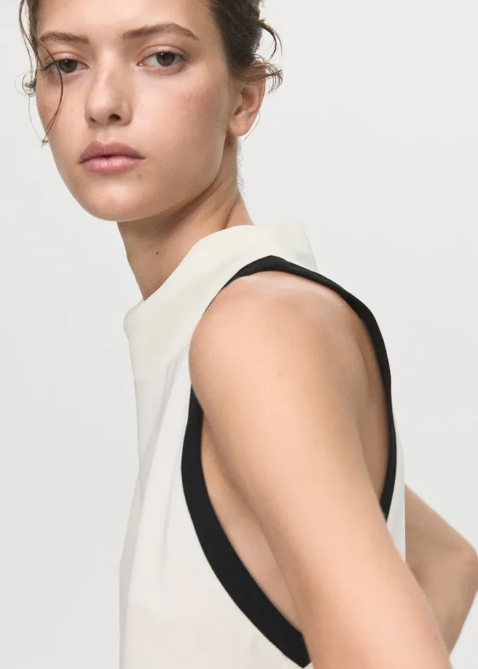 Halenka s drapovaným límcem a kontrastním lemováním