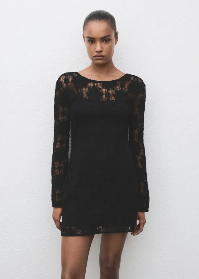 Háčkované šaty s výstřihem na zádech Háčkované šaty s výstřihem na zádech