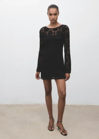 Háčkované šaty s výstřihem na zádech