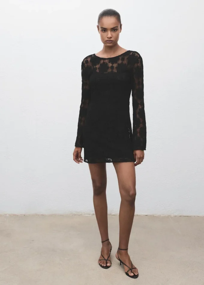 Háčkované šaty s výstřihem na zádech Háčkované šaty s výstřihem na zádech