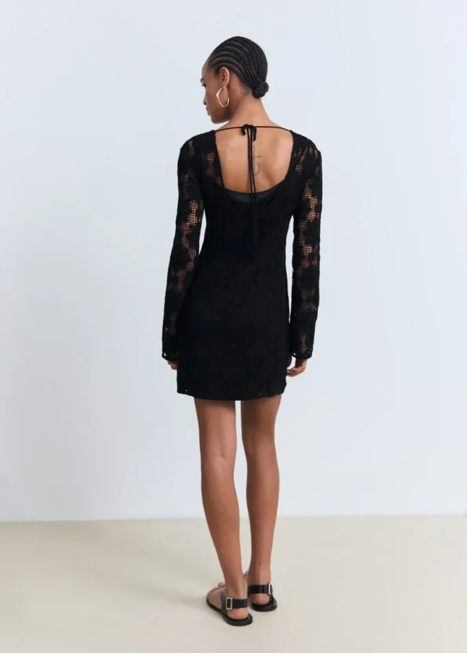 Háčkované šaty s výstřihem na zádech Háčkované šaty s výstřihem na zádech